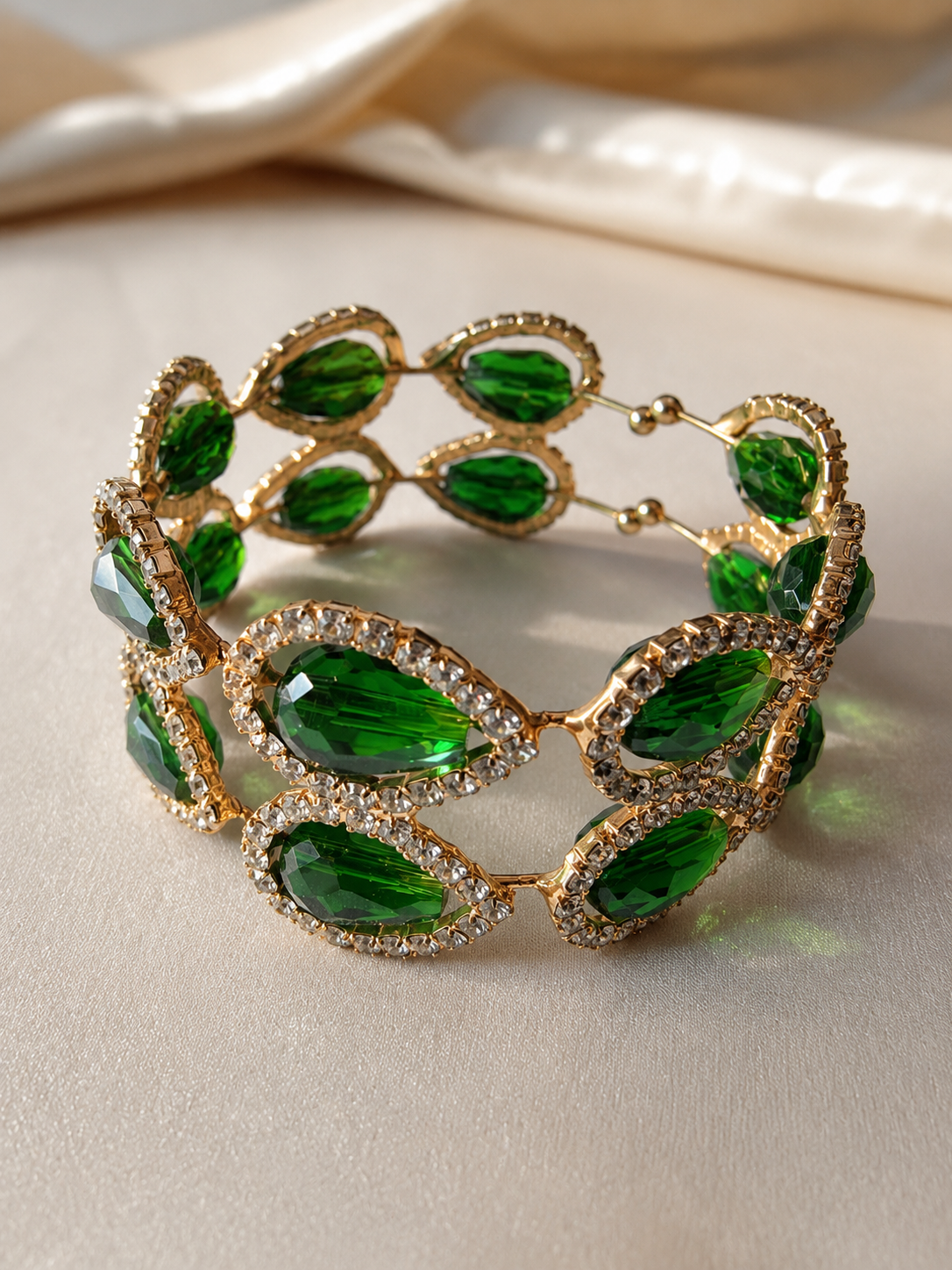 ✨ Elegant Emerald Crystal Bracelet ✨
