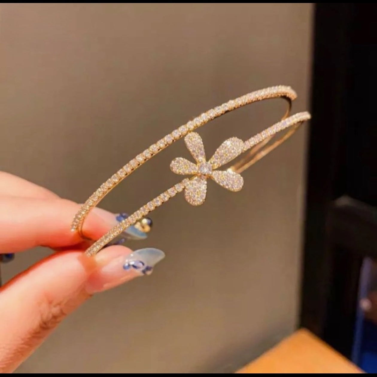 ✨ 18K Gold Plated Stainless Steel Crystal Flower Bangle ✨